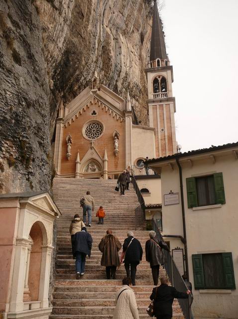 Madonna della Corona: scalinata di ingresso